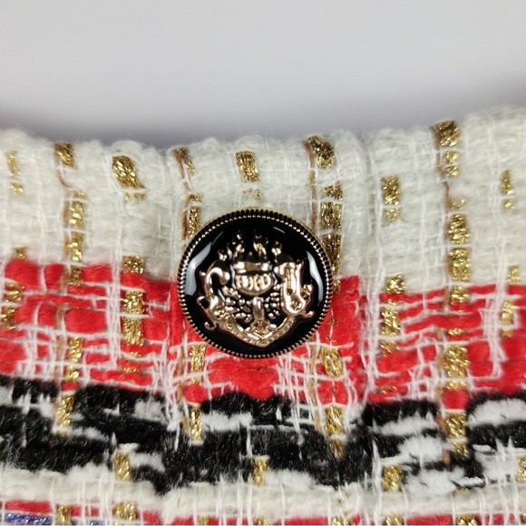 The remake of the Classic Chanel tweed Suit but make it a mini - Picture 6 of 7